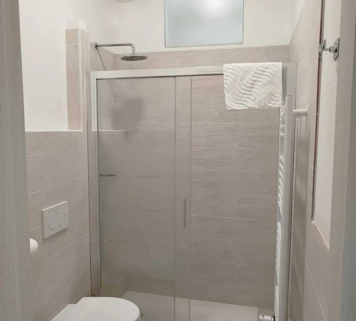 Appartamento Con 2 Camere, Parcheggio E Terrazza بيزا